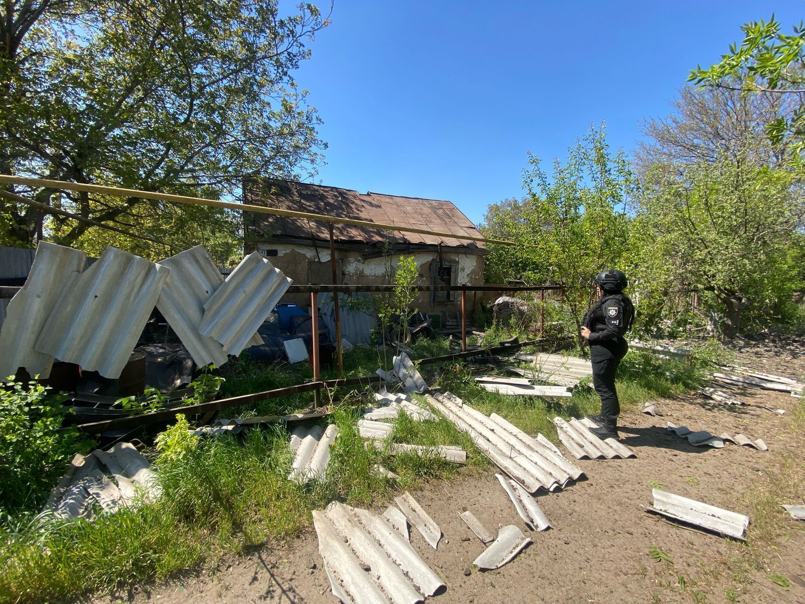 Оккупанты ударили по Константиновке: пострадала женщина, повреждены дома, газопровод и электросети. Фото