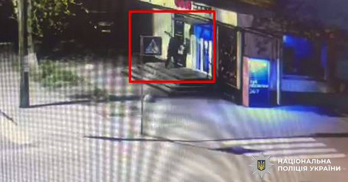 У Києві чоловік на нервах розтрощив банкомат через "нуль" на рахунку. Фото та подробиці