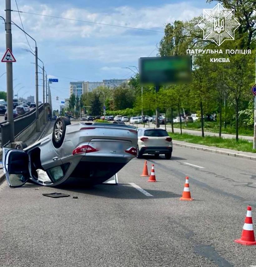 У Києві на Нивках біля моста перекинувся легковик. Подробиці, фото та відео