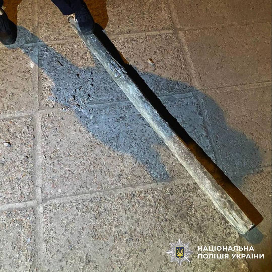 У Києві чоловік на нервах розтрощив банкомат через "нуль" на рахунку. Фото та подробиці