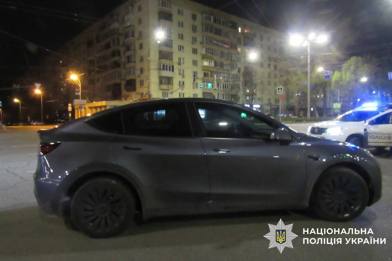 В Киеве пьяный водитель Tesla пытался откупиться от патрульных. Подробности и фото