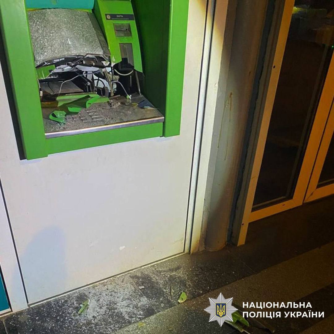 У Києві чоловік на нервах розтрощив банкомат через "нуль" на рахунку. Фото та подробиці