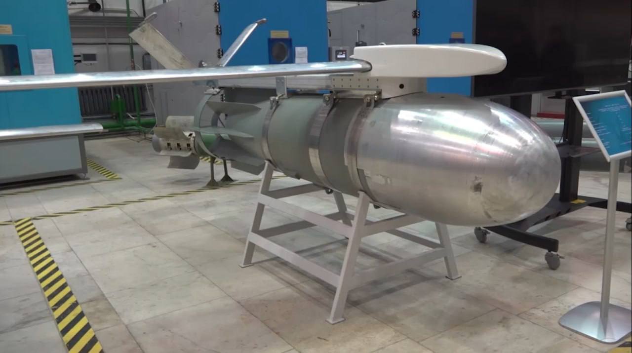 Російська авіабомба ФАБ-1500-М54 з модулем УМПК.