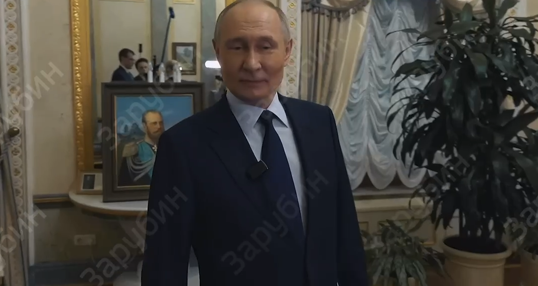 Диктатор Путін показав свої прикрашені золотом апартаменти у Кремлі  