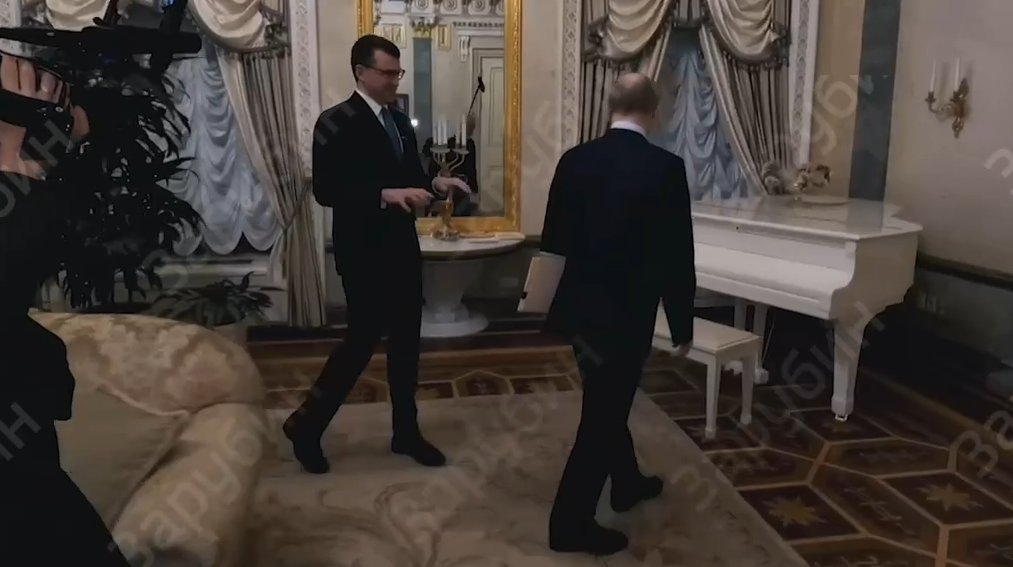 Диктатор Путін показав свої прикрашені золотом апартаменти у Кремлі  