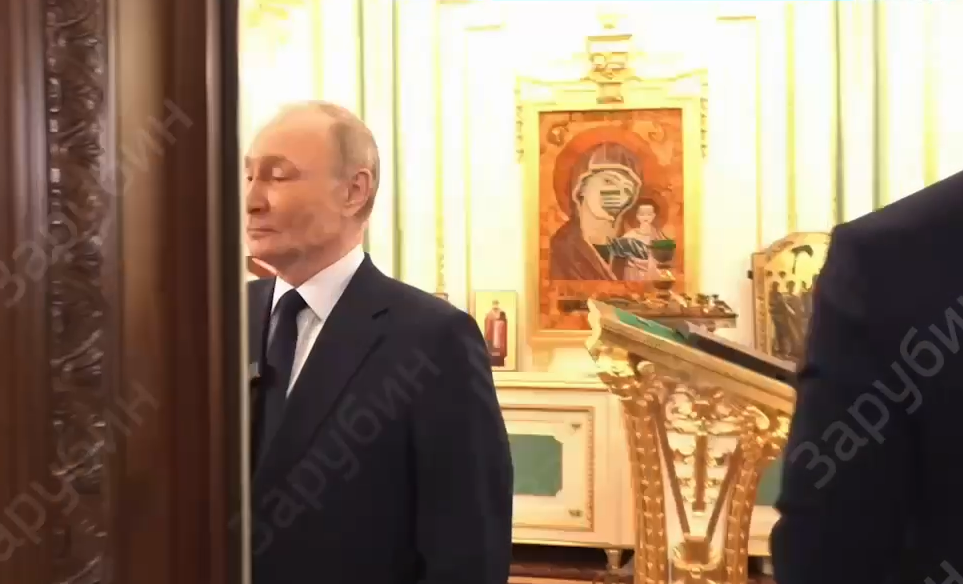 Диктатор Путін показав свої прикрашені золотом апартаменти у Кремлі  