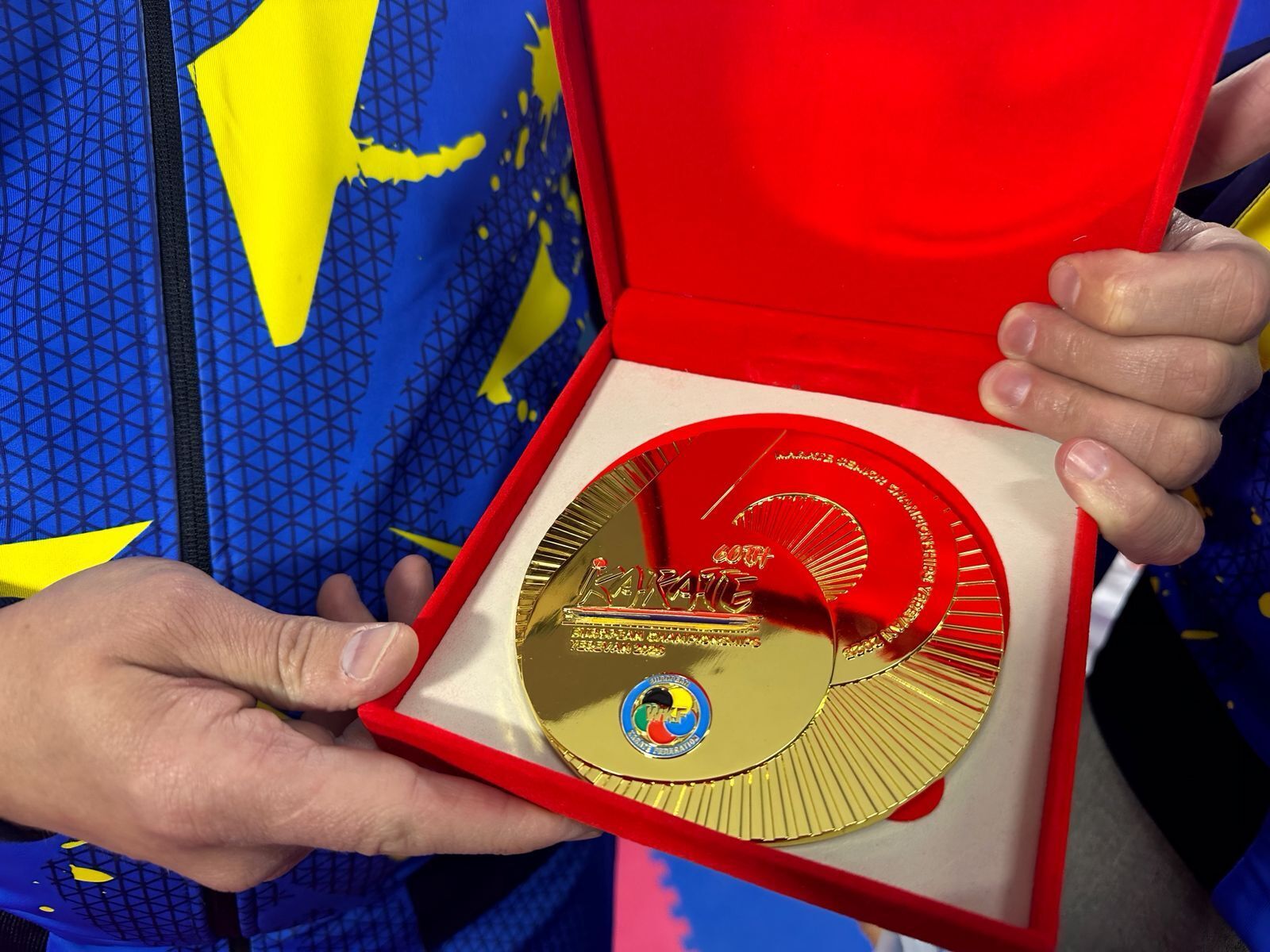 Легенди українського карате вручили символічну золоту медаль меценату Василю Костюку
