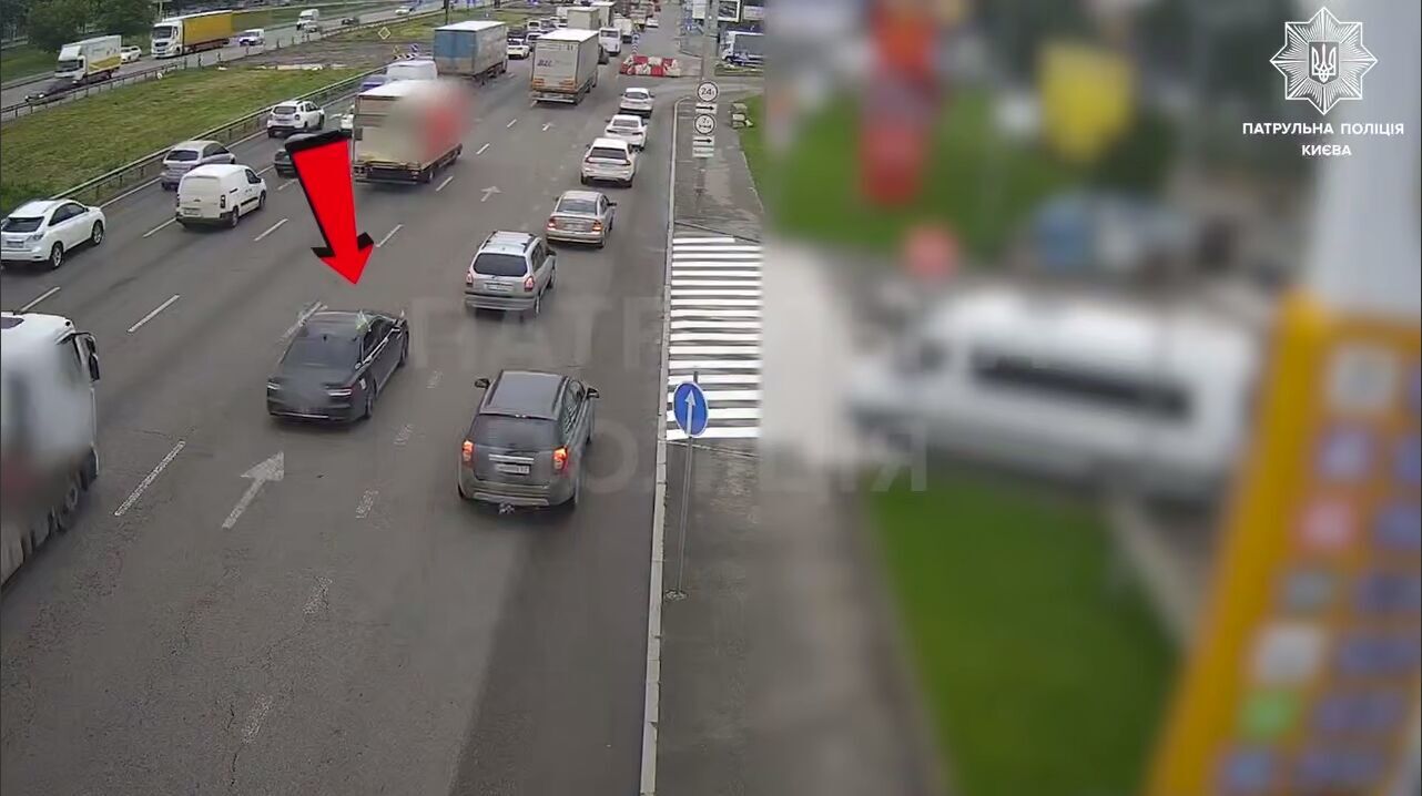 У Києві патрульні влаштували погоню за таксистом: поводився неадекватно та лякав пасажирку з дітьми. Відео