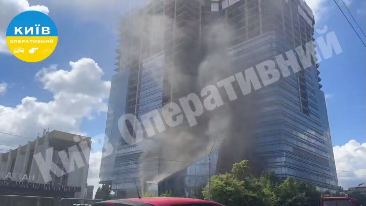 У Києві сталась пожежа біля Палацу урочистих подій: дим видно здалеку. Подробиці, фото та відео