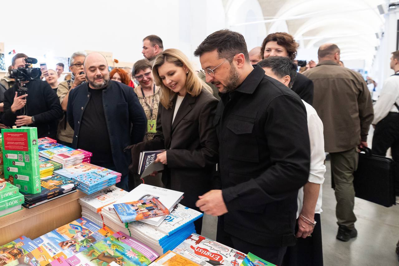 Подружжя Зеленський оглянули книги та придбала кілька новинок у власну бібліотеку.