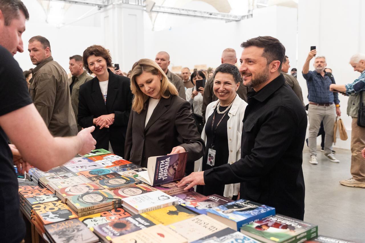 Зеленський з дружиною обирає книги на книжковому фестивалі