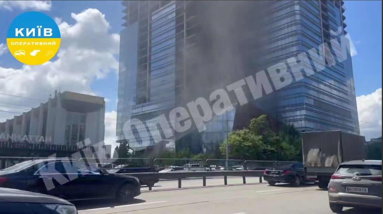 У Києві сталась пожежа біля Палацу урочистих подій: дим видно здалеку. Подробиці, фото та відео