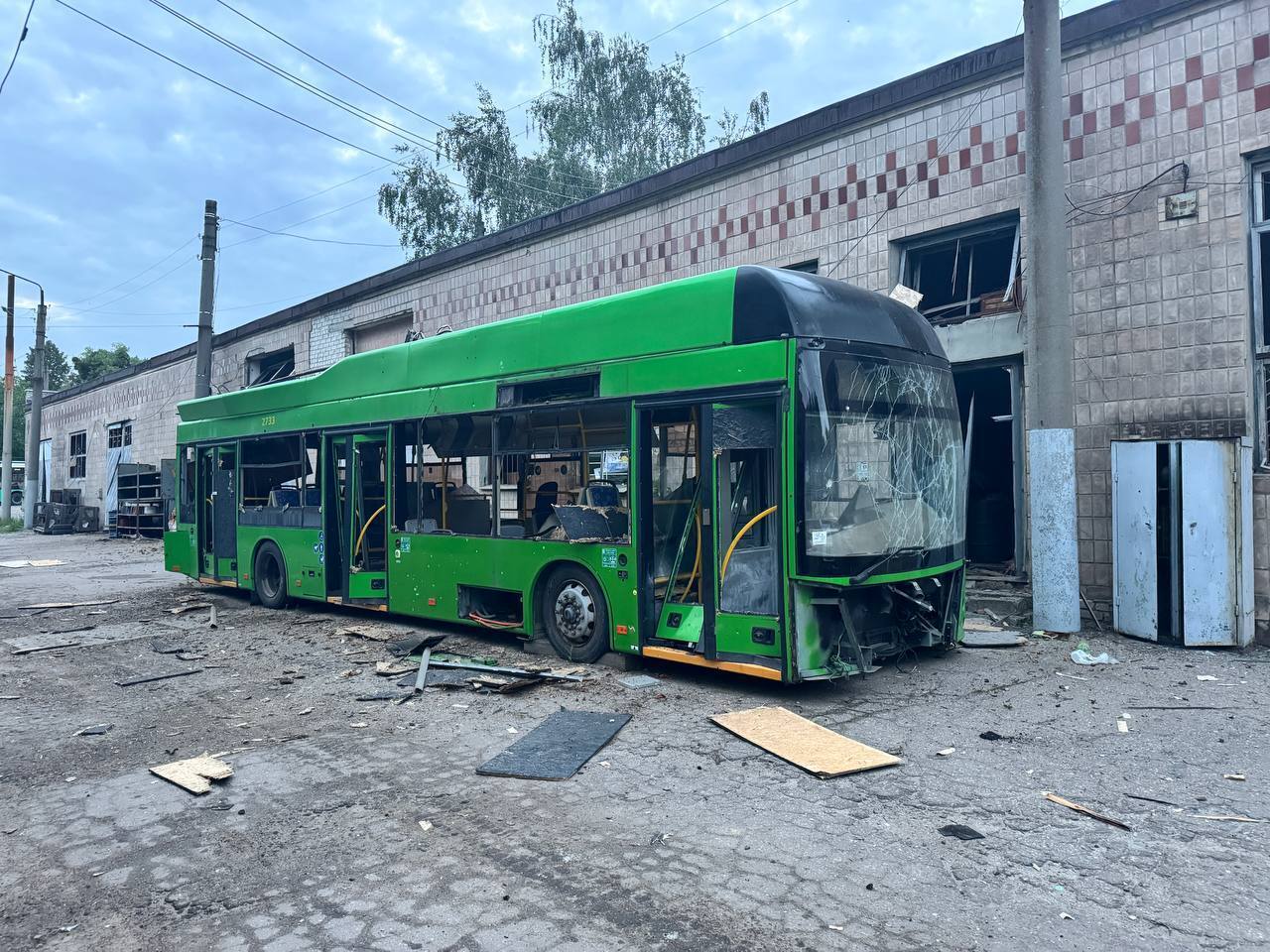 Окупанти вдарили дронами по Харкову та Чугуївській громаді: серед поранених – діти. Фото та відео