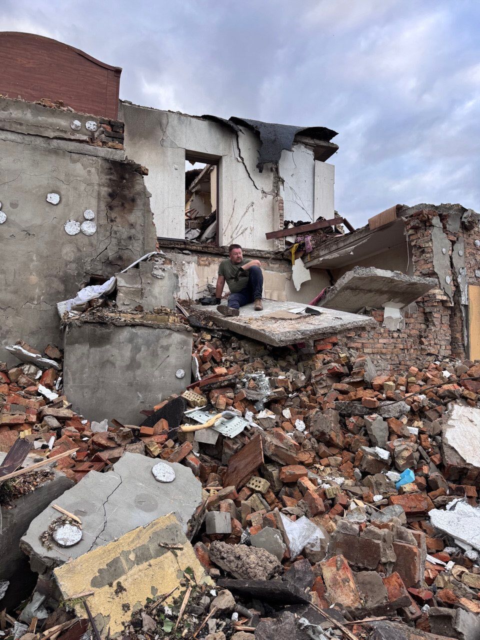 "Дітей посікло склом": родина редактора "5 каналу" втратила будинок на Київщині через російський удар. Фото