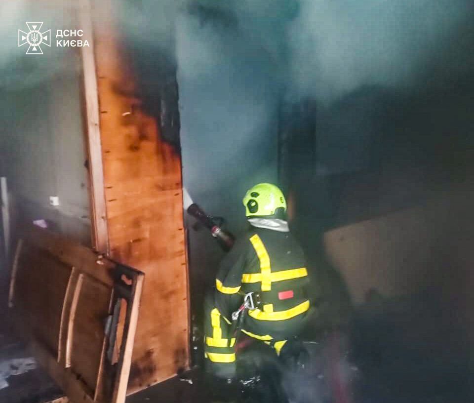 У Києві сталась пожежа біля Палацу урочистих подій: дим видно здалеку. Подробиці, фото та відео