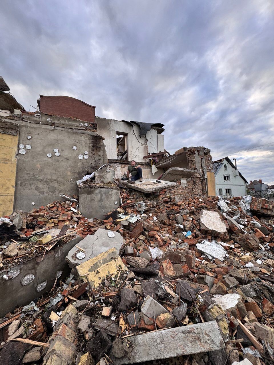 "Дітей посікло склом": родина редактора "5 каналу" втратила будинок на Київщині через російський удар. Фото