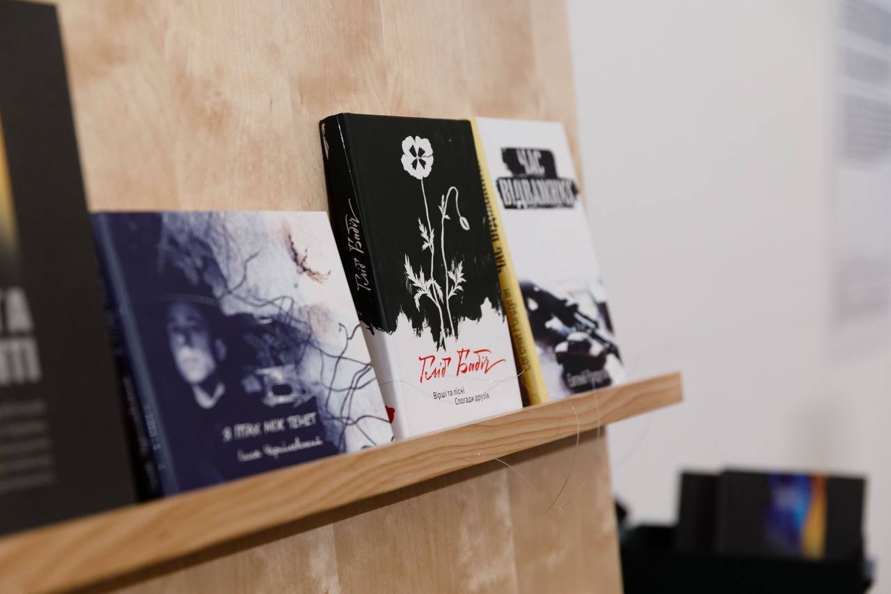 "Ми обожнюємо цю щорічну рутину": Порошенки показали три стоси книг, які принесли додому з Книжкового Арсеналу