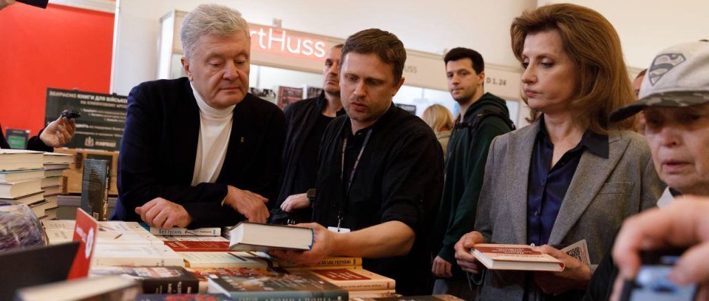 "Ми обожнюємо цю щорічну рутину": Порошенки показали три стоси книг, які принесли додому з Книжкового Арсеналу