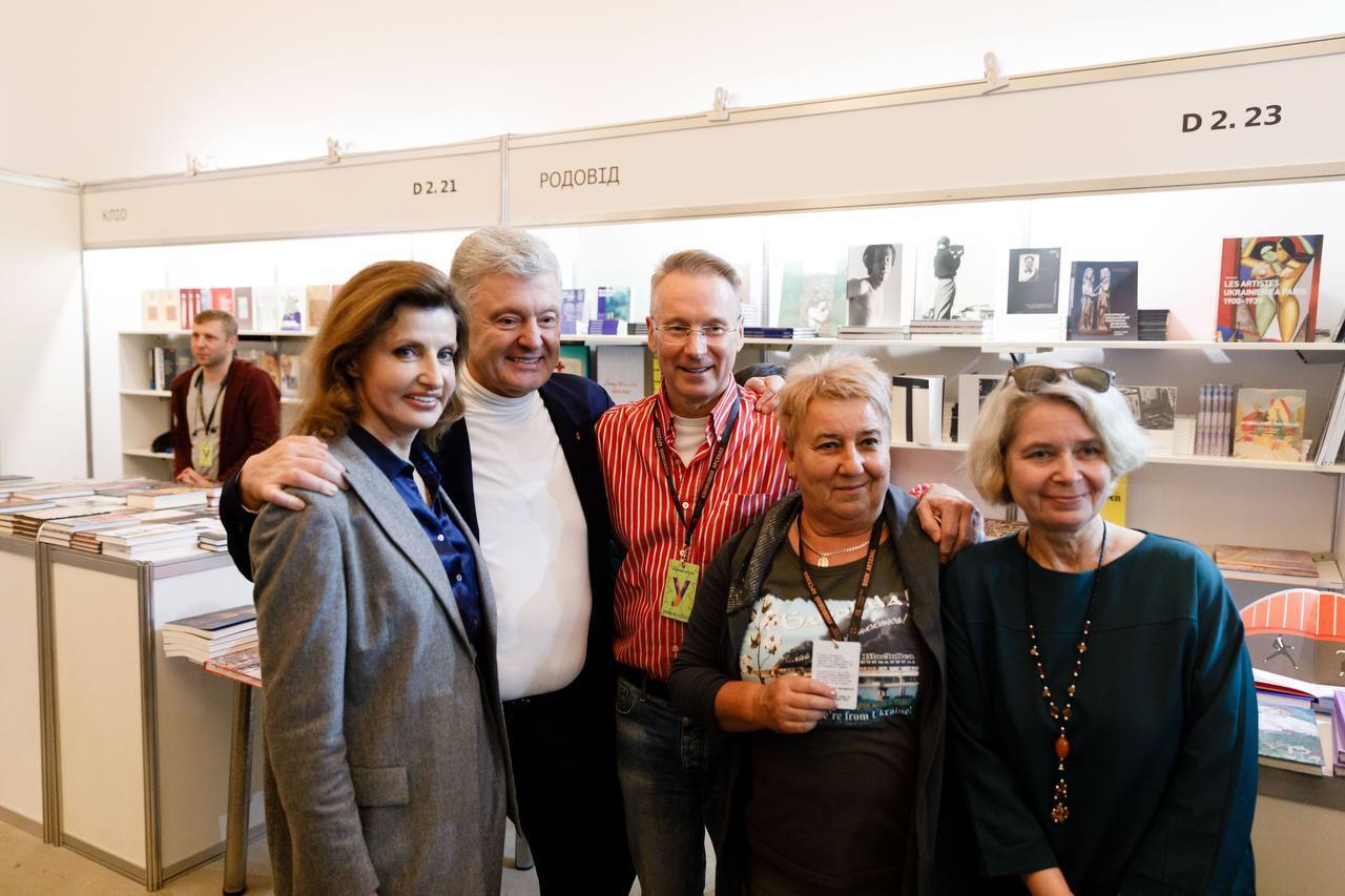"Ми обожнюємо цю щорічну рутину": Порошенки показали три стоси книг, які принесли додому з Книжкового Арсеналу