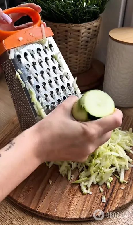 Лучше классических драников: как приготовить вкусные кабачковые блины с сыром и зеленью
