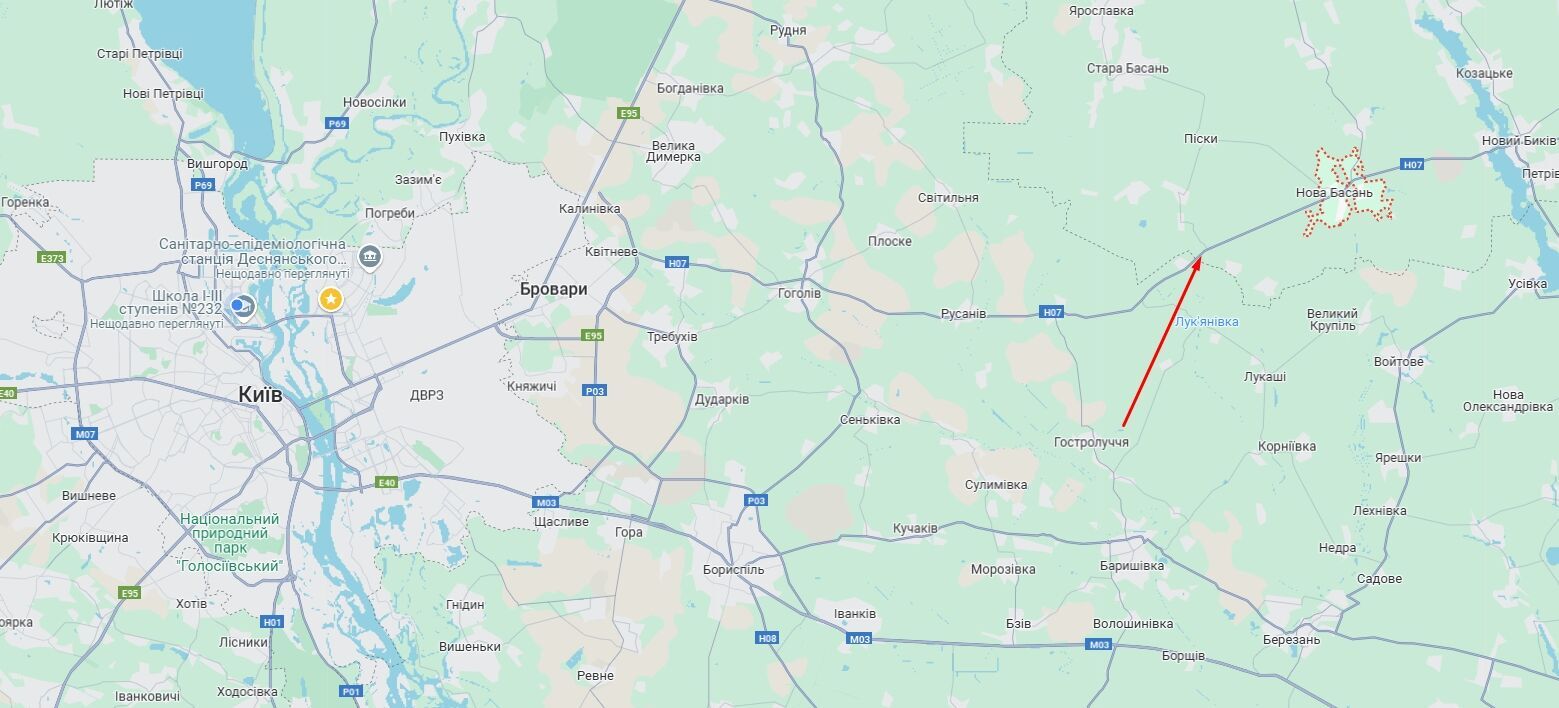 На межі Київщини та Чернігівщини зіткнулись мікроавтобус та легковик: дорога "засипана" уламками авто. Фото