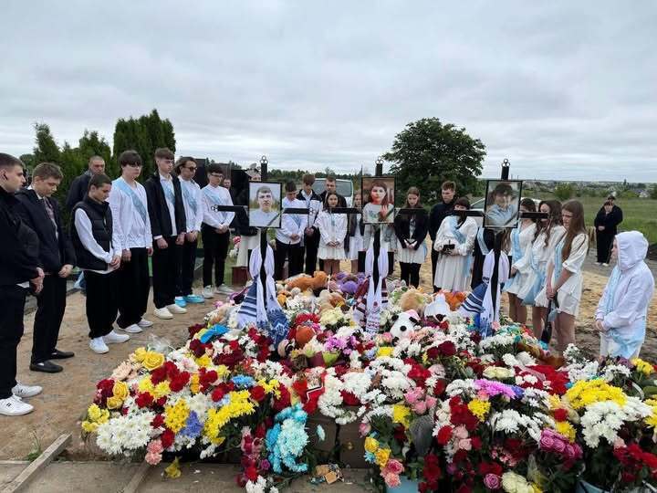 "Біль розриває серця": мережу вразили кадри "останнього дзвінка" на кладовищі для дітей, яких вбила Росія