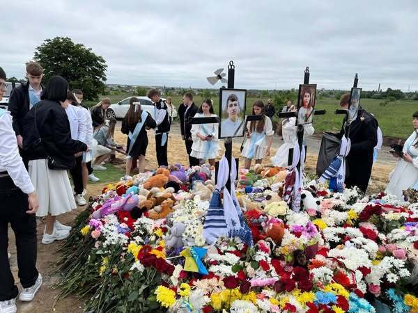 "Біль розриває серця": мережу вразили кадри "останнього дзвінка" на кладовищі для дітей, яких вбила Росія