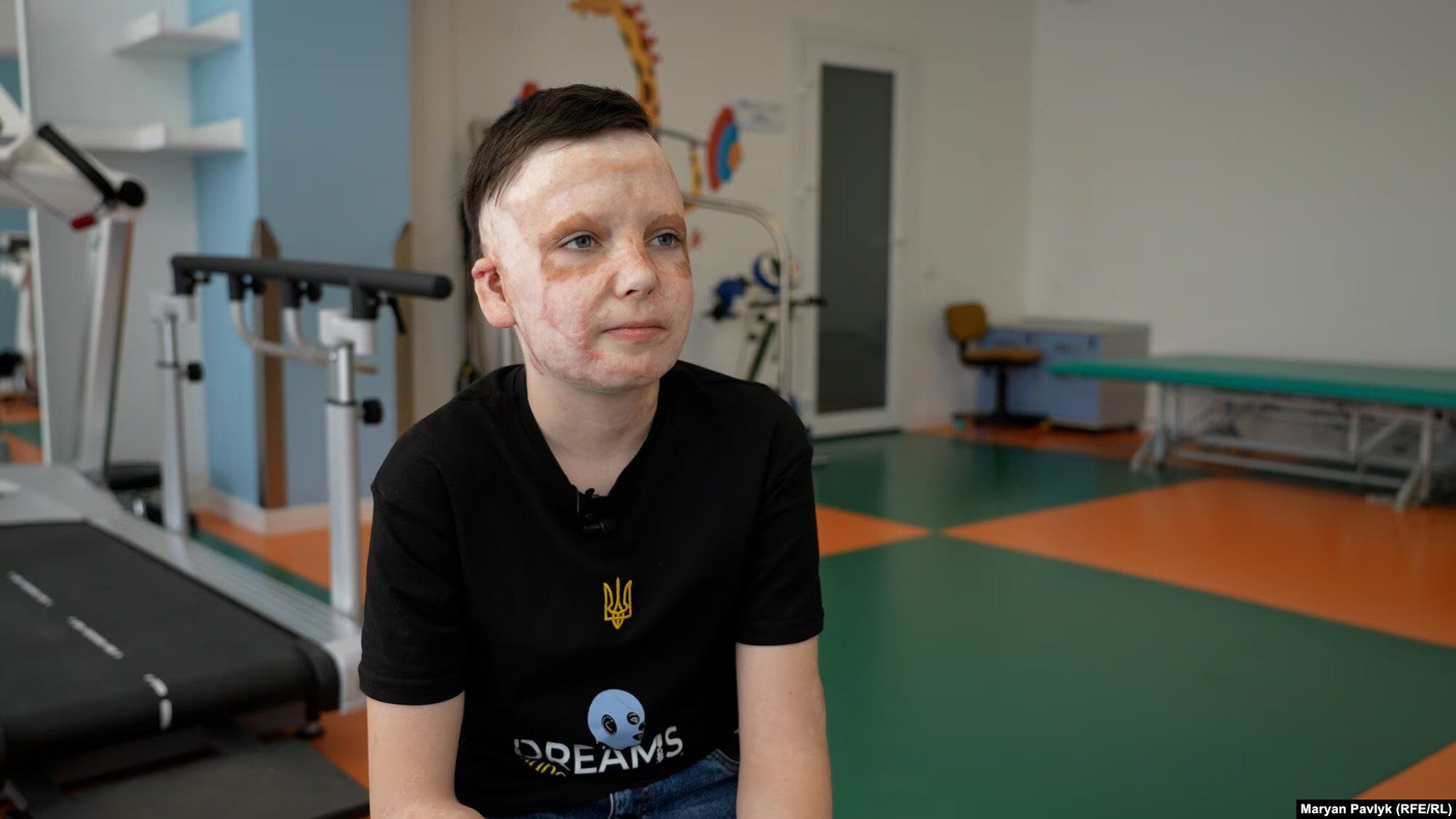 "Мамина обувь – теперь она моя": как сейчас живет 10-летний Роман Олексив, который потерял мать и получил страшные ожоги из-за удара РФ. Фото и видео