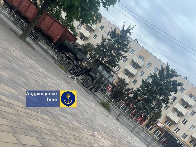 Курсують тягачі: окупанти облаштовують нову військово-логістичну базу в Маріуполі. Фото