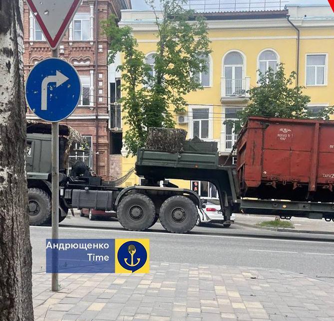 Курсують тягачі: окупанти облаштовують нову військово-логістичну базу в Маріуполі. Фото
