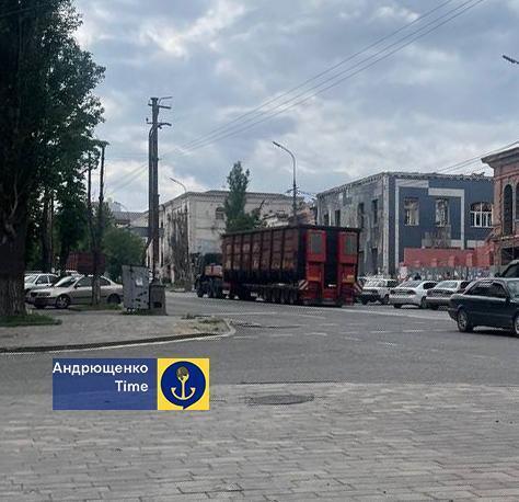 Курсують тягачі: окупанти облаштовують нову військово-логістичну базу в Маріуполі. Фото