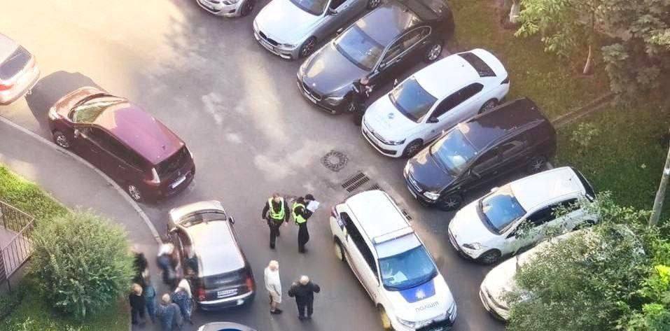 У Києві чоловік випав з вікна будинку на 12 поверсі та загинув. Подробиці трагедії
