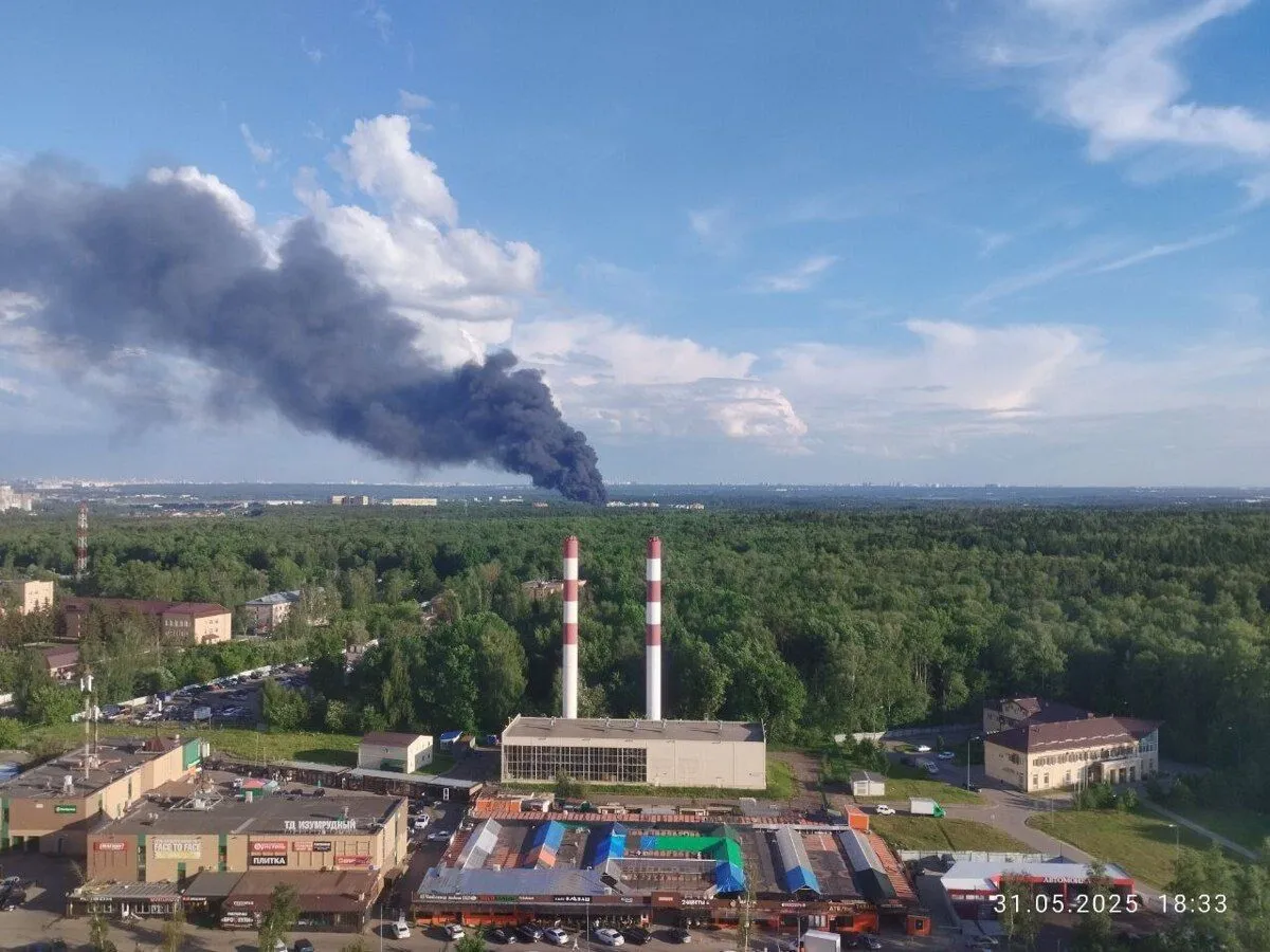 Під Москвою недалеко від резиденції Путіна горить склад гумових виробів. Відео