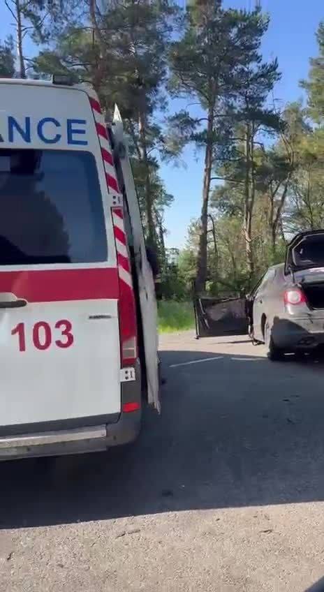 На межі Київщини та Чернігівщини зіткнулись мікроавтобус та легковик: дорога "засипана" уламками авто. Фото