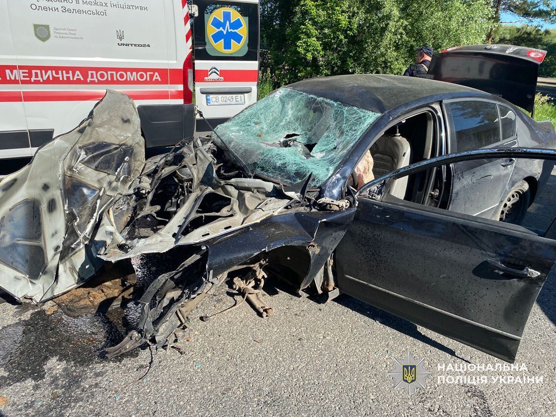 На межі Київщини та Чернігівщини зіткнулись мікроавтобус та легковик: дорога "засипана" уламками авто. Фото