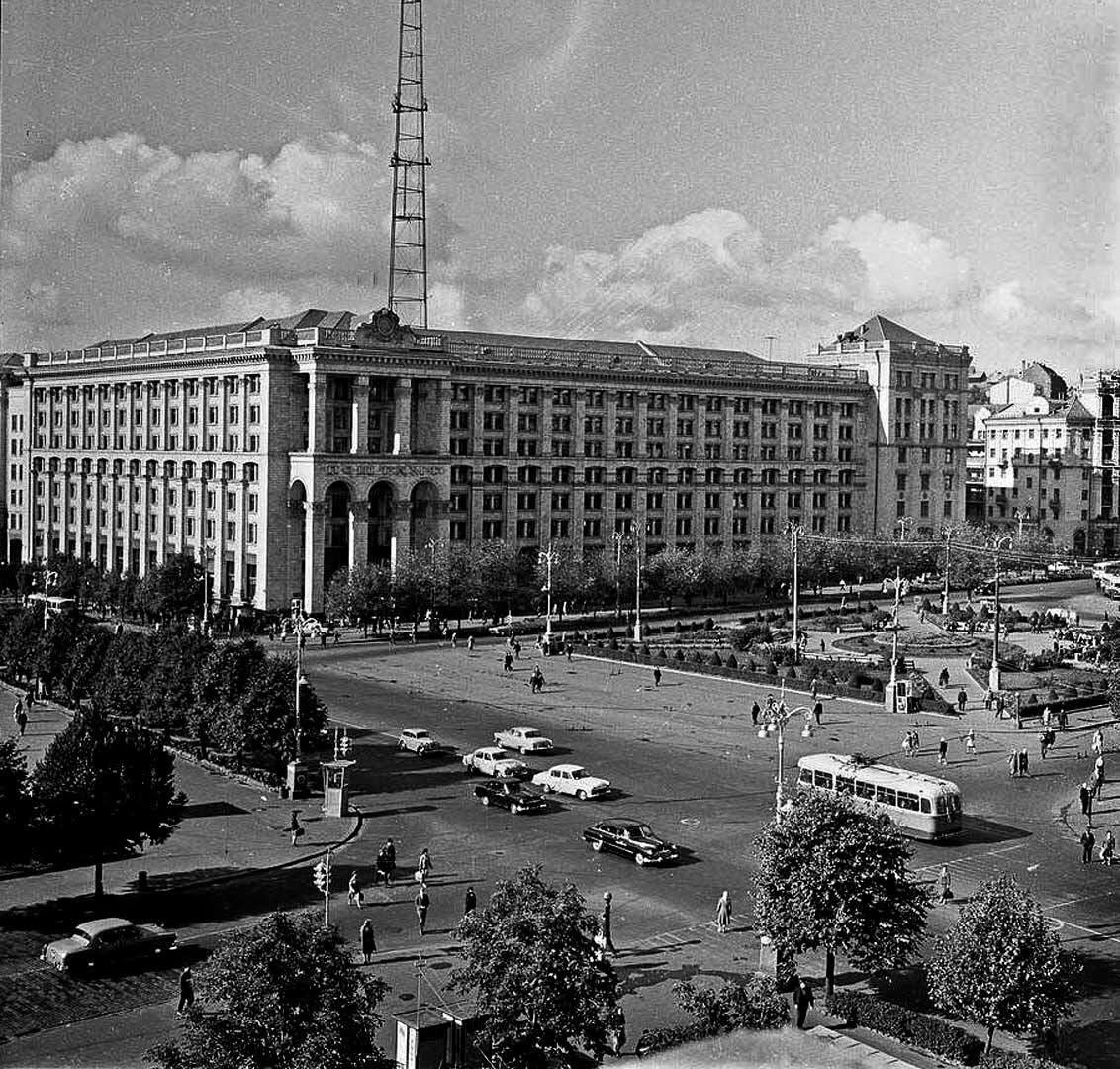 Клумби та дерева замість фонтанів: яким був Майдан Незалежності в Києві у травні 1962. Унікальні фото