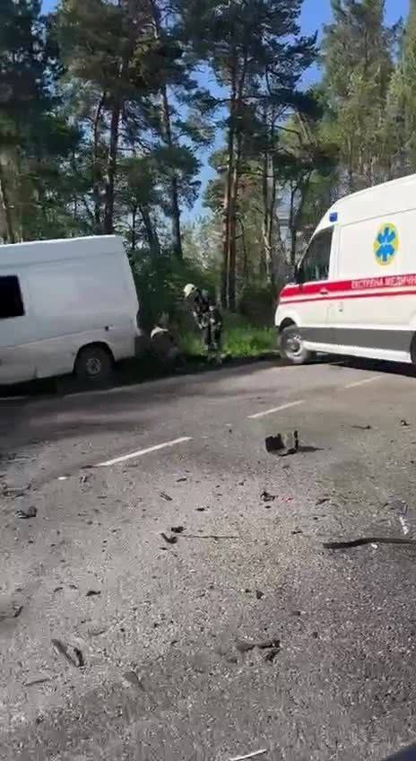 На межі Київщини та Чернігівщини зіткнулись мікроавтобус та легковик: дорога "засипана" уламками авто. Фото