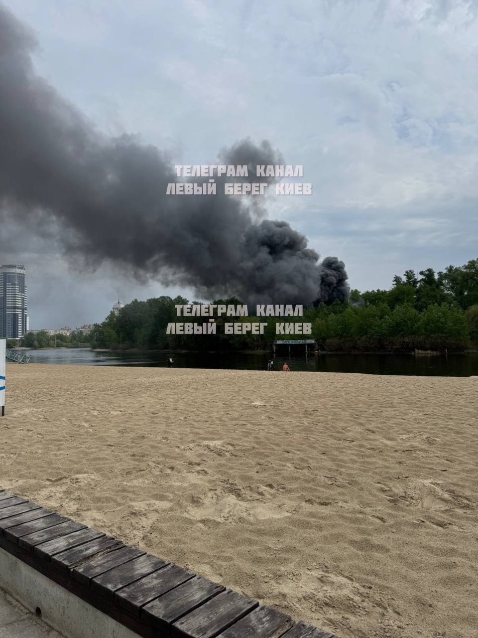 В Киеве на территории Гидропарка вспыхнул масштабный пожар: горят склады. Фото и видео