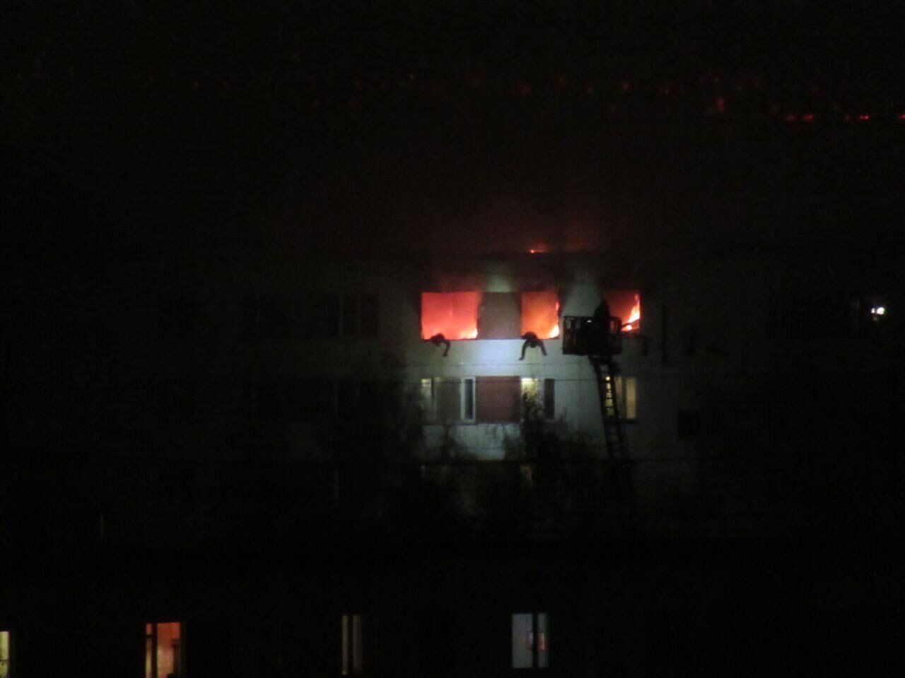 У багатоповерхівці вибух газу спричинив серйозну пожежу
