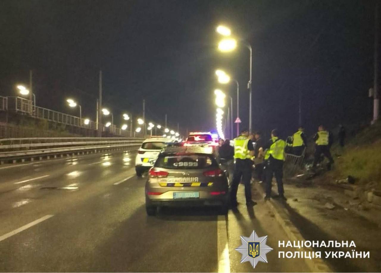 В Киеве на Дарницком мосту произошло серьезное ДТП: водитель потерял обе ноги. Фото
