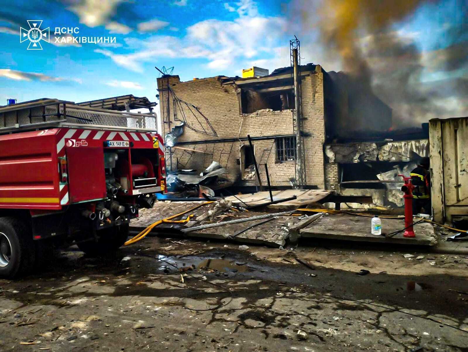 В Изюме российский дрон попал в отделение "Новой почты": фото последствий