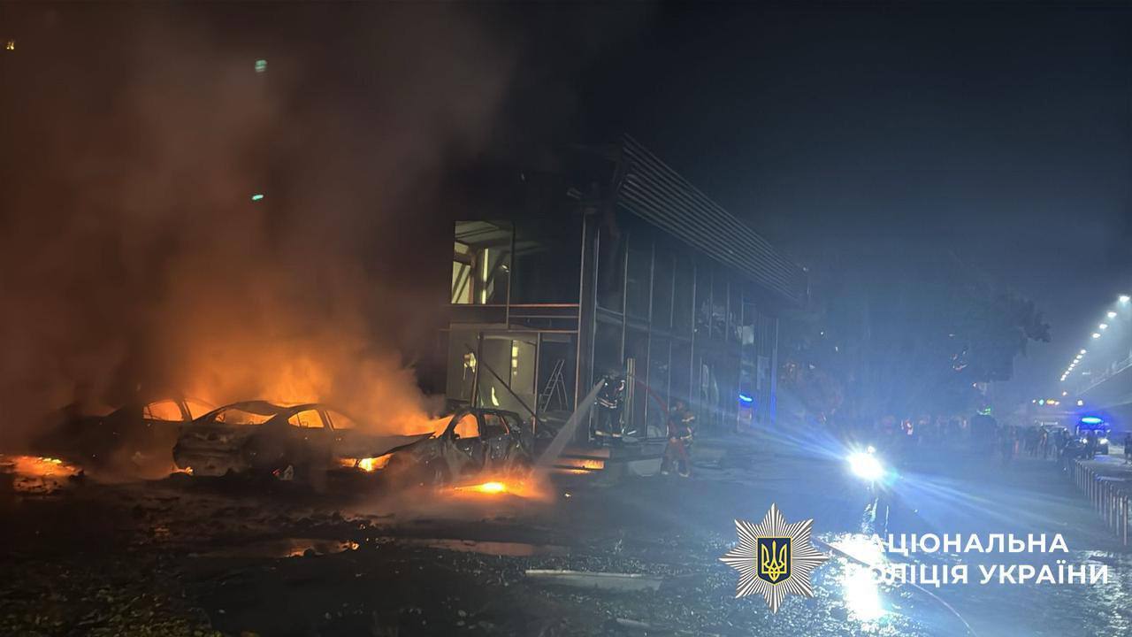 "Через вибиті вікна побачили, що горить будинок": очевидці розповіли деталі атаки армії Росії по Києву