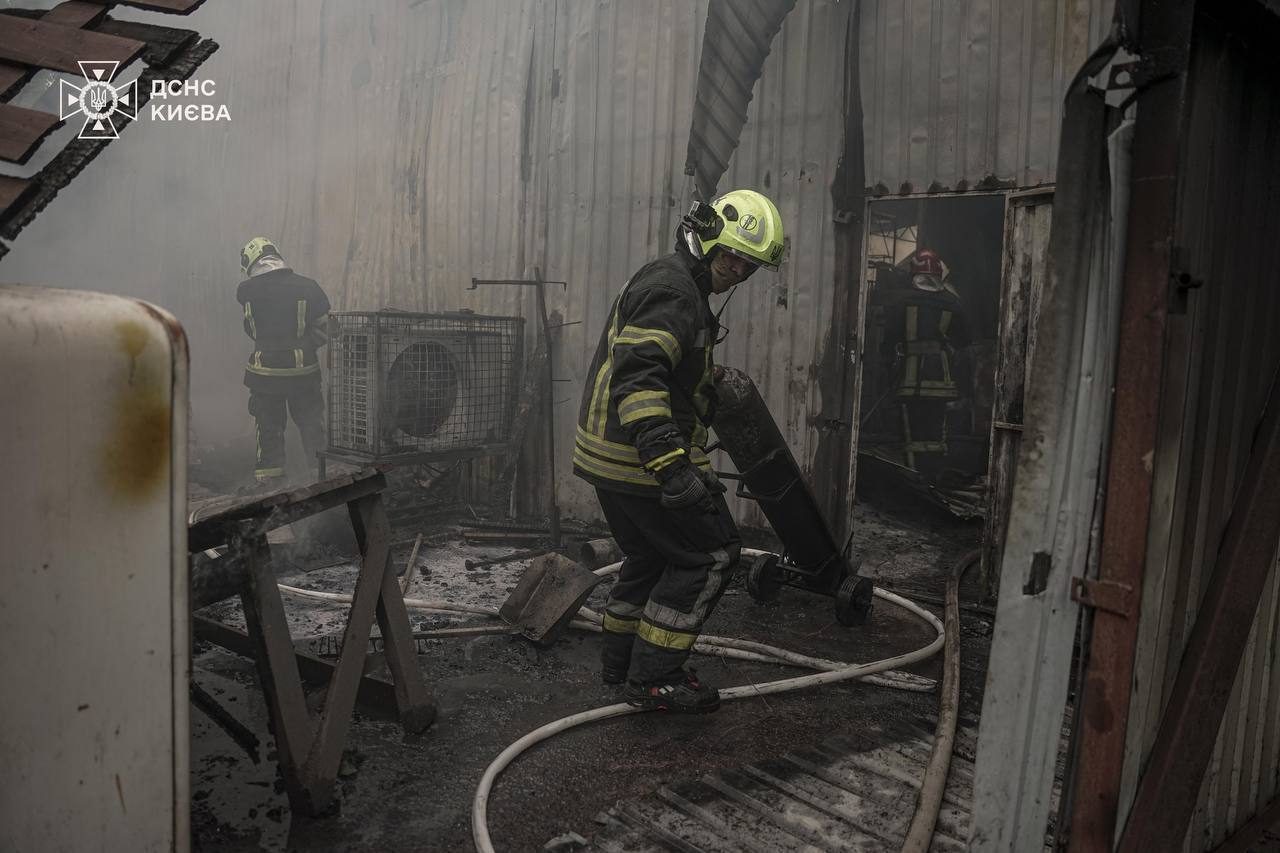 В Киеве на территории Гидропарка вспыхнул масштабный пожар: горят склады. Фото и видео
