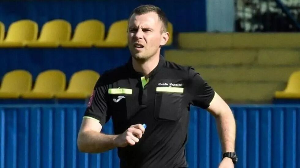 Уболівальники у Рівному скандували "пі*арас" українському арбітру-військовому, який пройшов Маріуполь, полон та тортури російських окупантів. Відео