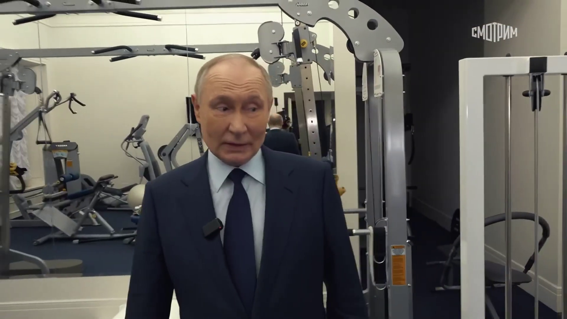"І жердина для стриптизу..." Путін показав "найголовнішу частину" своєї квартири і став посміховиськом. Відео