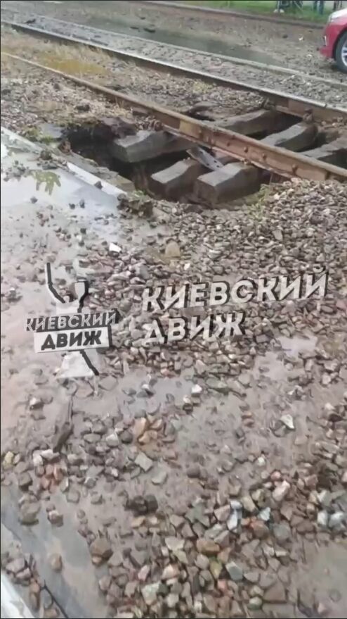 В Киеве на Воскресенке прорвало трубу под трамвайной колеей: образовалась воронка. Все подробности и видео