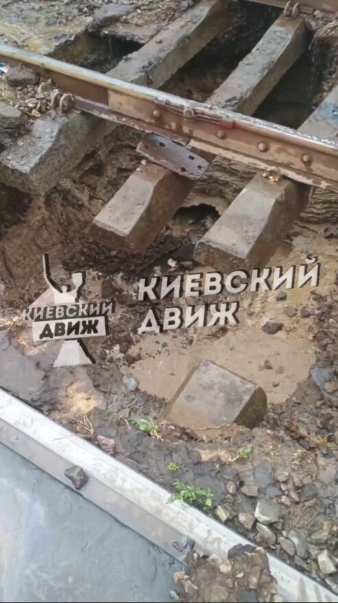 В Киеве на Воскресенке прорвало трубу под трамвайной колеей: образовалась воронка. Все подробности и видео