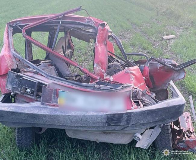 На Рівненщині авто виїхало на закритий переїзд і зіткнулося з потягом: загинули два рідні брати