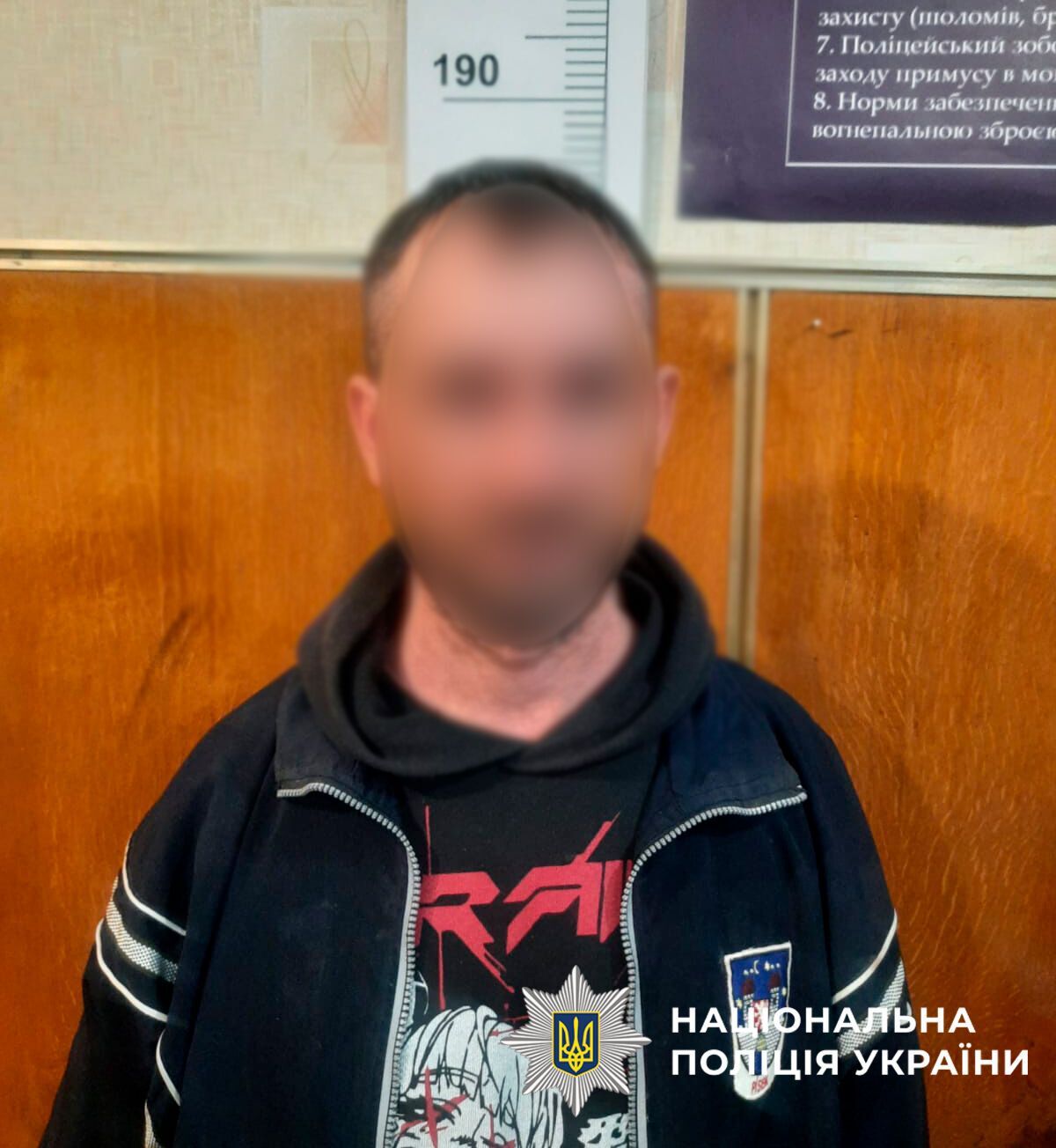 В Киеве мужчина чуть не убил товарища, а затем с другом затащил его в кабину лифта, чтобы "замести следы". Подробности и фото