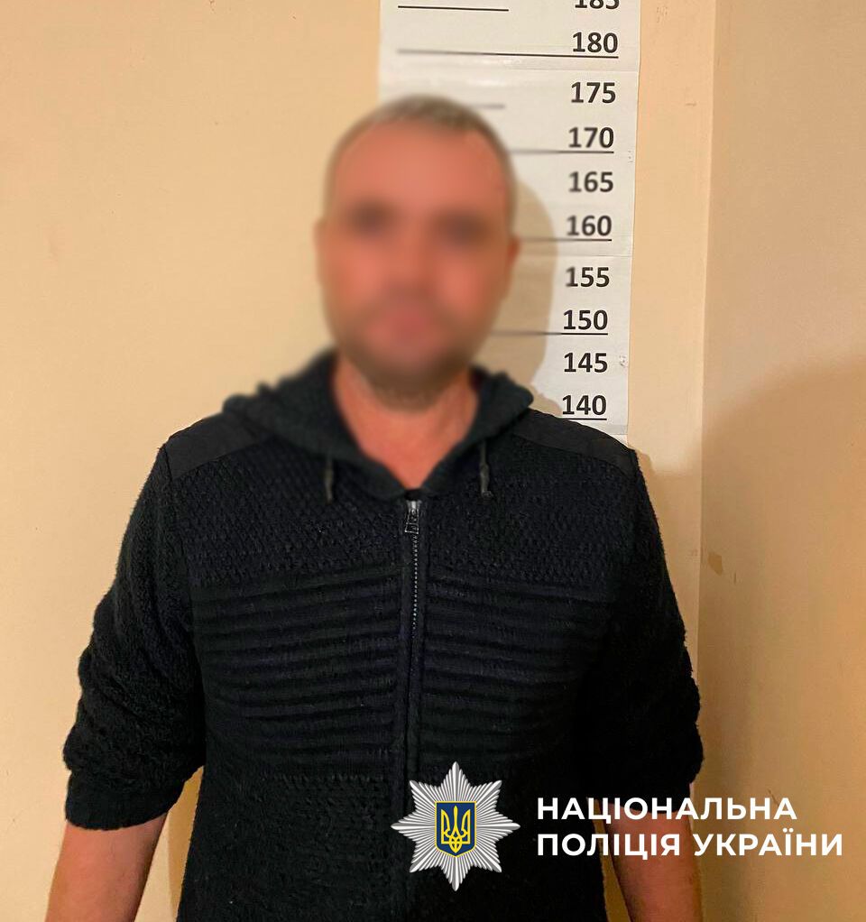 В Киеве мужчина чуть не убил товарища, а затем с другом затащил его в кабину лифта, чтобы "замести следы". Подробности и фото